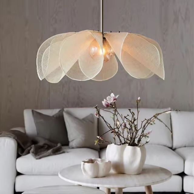 Suspension fleur en tissu illuminant un salon avec élégance, parfaite pour une décoration naturelle et moderne.