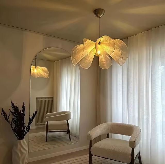 Suspension fleur en tissu illuminant une pièce avec un design chaleureux, parfait pour une décoration intérieure apaisante.