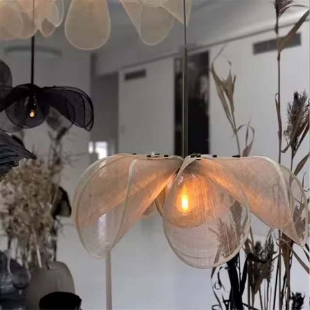 Suspension fleur en tissu illuminant un espace moderne avec des accents naturels et un éclairage doux pour une ambiance apaisante.