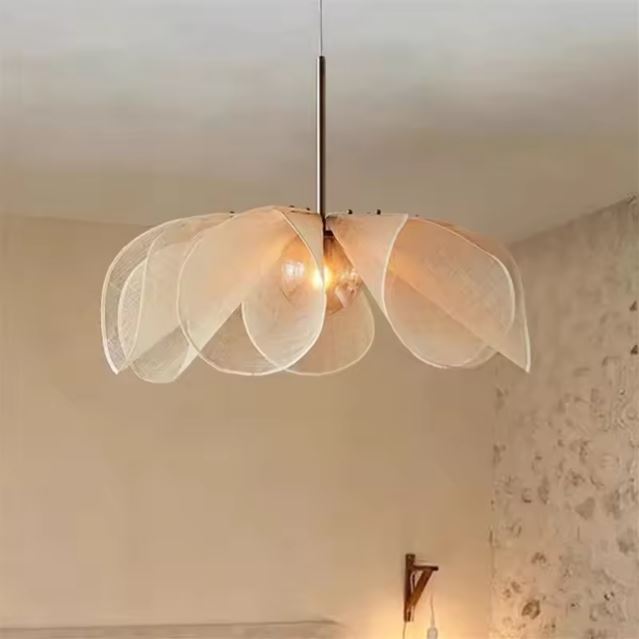 Suspension fleur en tissu avec un éclairage naturel, parfaite pour sublimer un intérieur au style rustique et élégant.