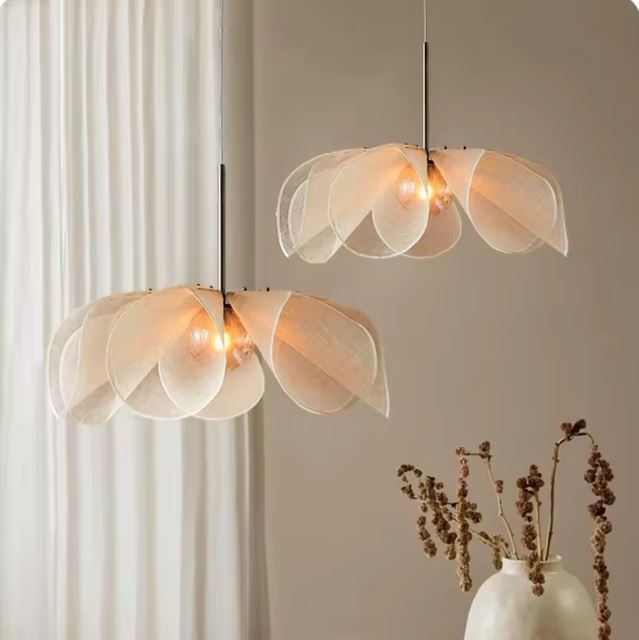 Duo de suspensions fleur en tissu avec un design élégant et naturel, parfaites pour une décoration chaleureuse et lumineuse.