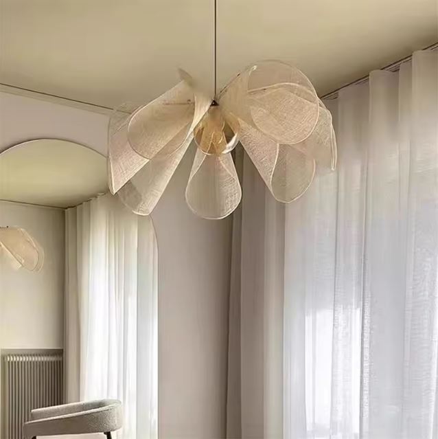 Suspension fleur en tissu apportant une touche minimaliste et élégante à un intérieur lumineux et épuré.