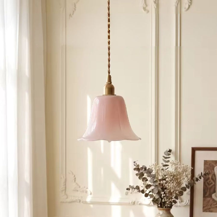 Dans un intérieur raffiné, suspension fleur en verre soufflé rose au style vintage doux et romantique