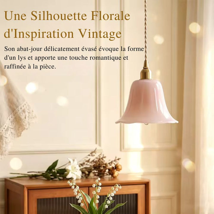 Suspension fleur en verre soufflé rose, à silhouette de lys et au style vintage romantique et raffiné