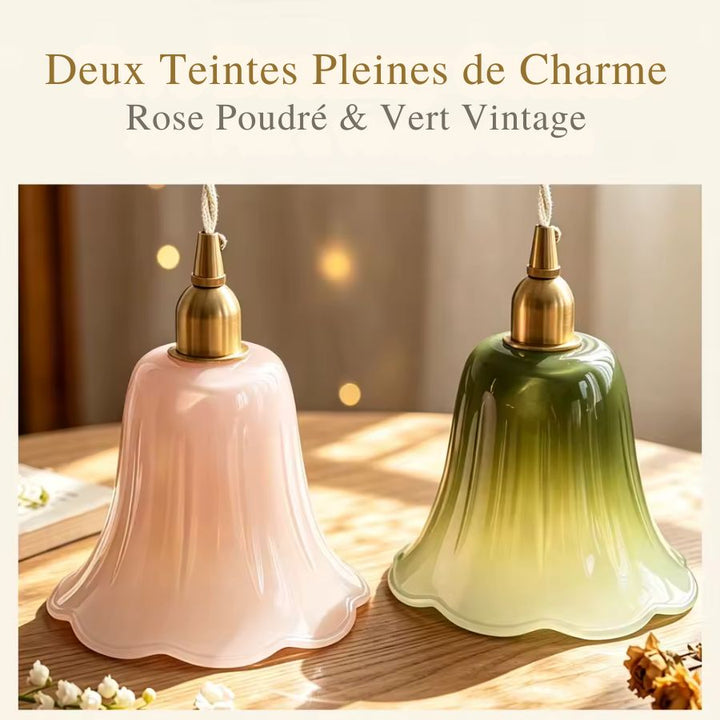 Deux suspensions fleur en verre soufflé, rose poudré et vert dégradé, au style vintage floral et élégant