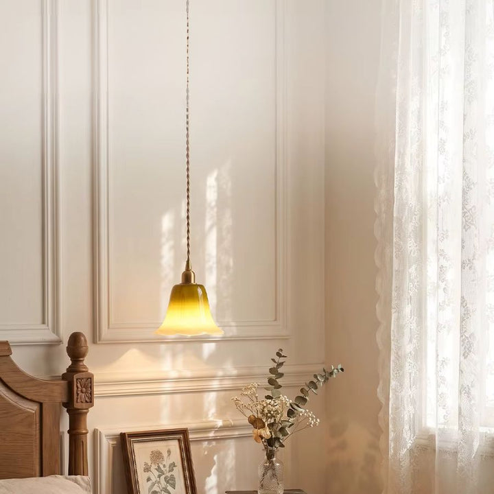 Près du lit, suspension fleur en verre soufflé vert dégradé au style rétro, floral et délicatement romantique