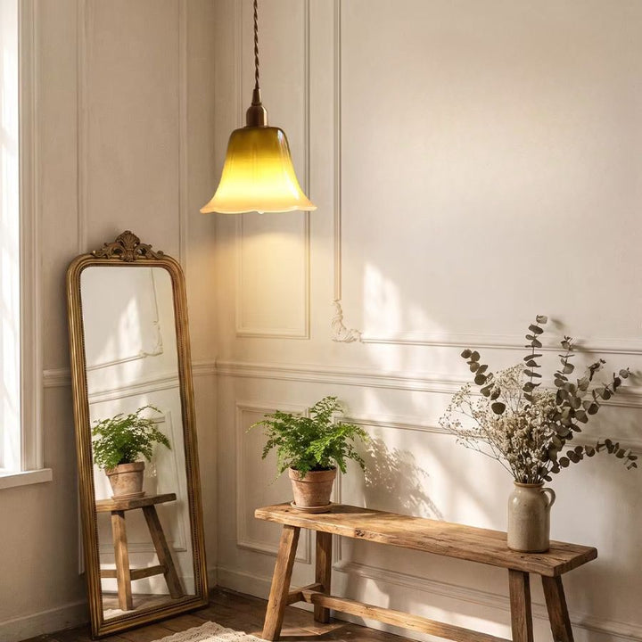 Dans une entrée élégante, suspension fleur en verre soufflé vert dégradé au style vintage et poétique