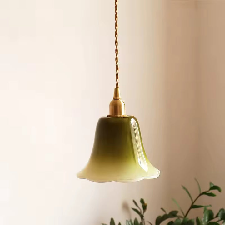 Suspension fleur en verre soufflé vert dégradé, aux lignes organiques et au charme rétro délicatement bohème