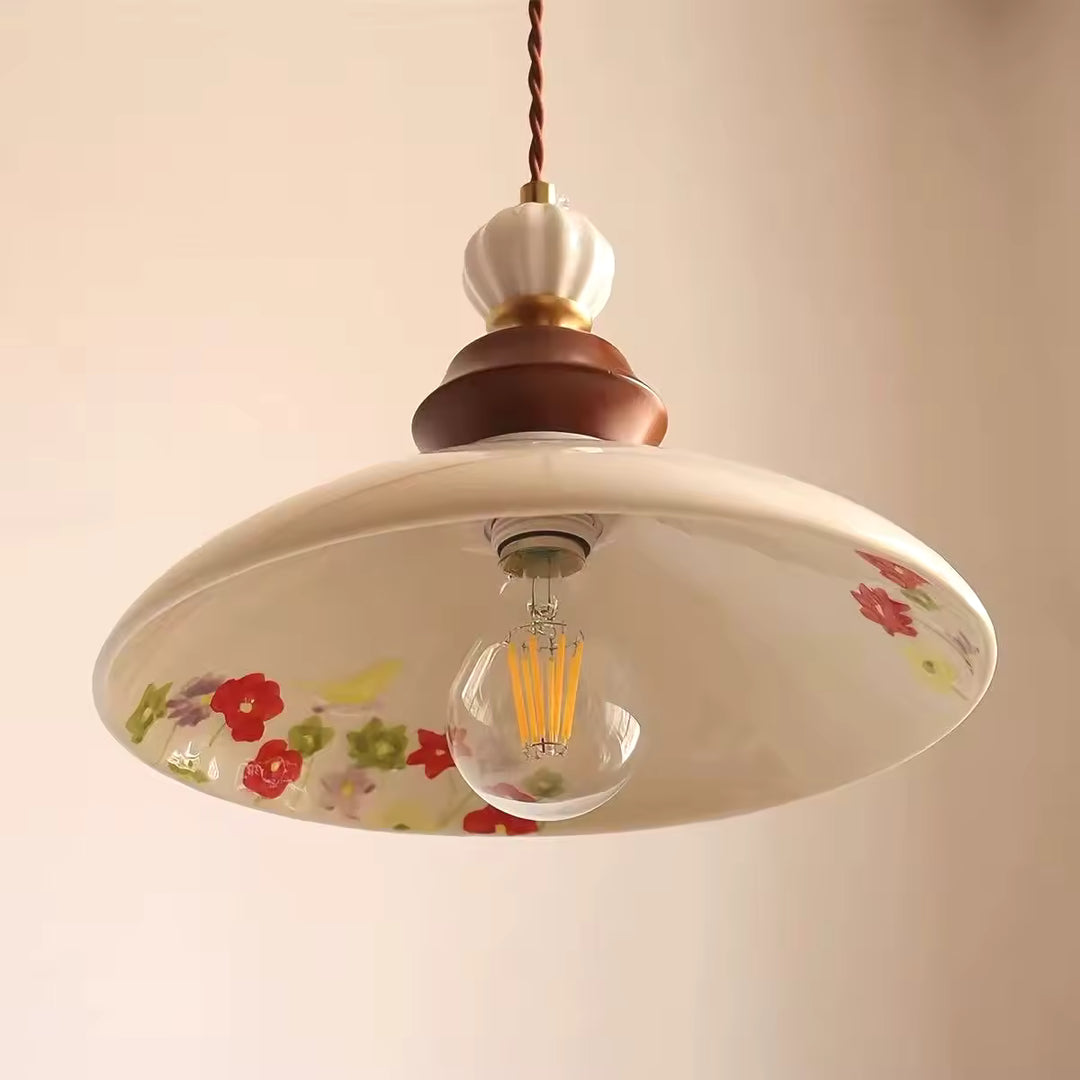 Suspension en céramique fleurie et bois au style campagne chic, avec abat-jour décoré de fleurs colorées