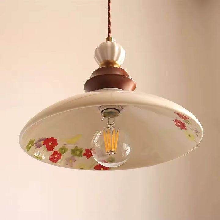 Suspension en céramique fleurie et bois au style campagne chic, avec abat-jour décoré de fleurs colorées