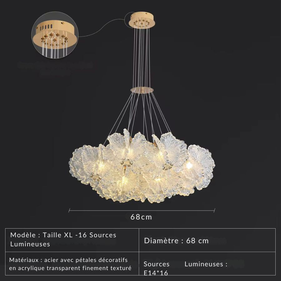 Version XL de 68 cm, la suspension à pétales transparents compose un éclairage sculptural de 16 lumières