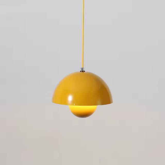 Suspension Flower Pot jaune au design vintage, parfaite pour apporter une touche de dynamisme et de lumière à votre espace.