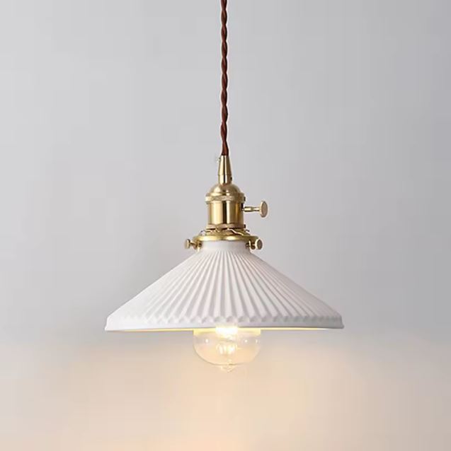 Suspension Flûte Blanche en céramique godronnée, idéale pour un intérieur élégant mêlant style classique, scandinave et rétro chic.