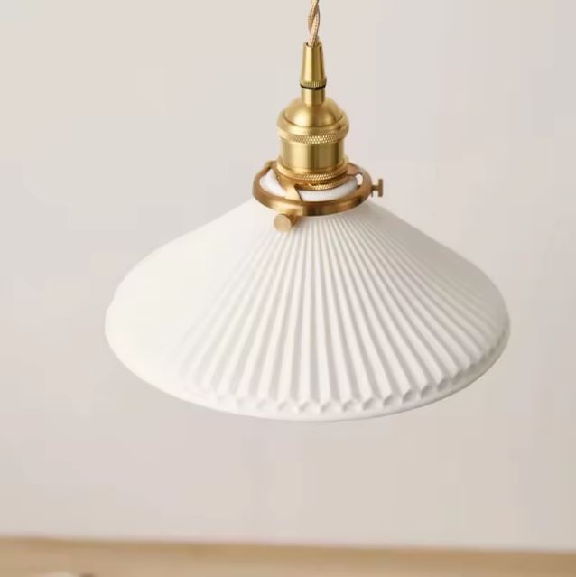 Suspension Flûte Blanche en céramique godronnée au design minimaliste et raffiné, idéale pour un intérieur scandinave ou moderne.