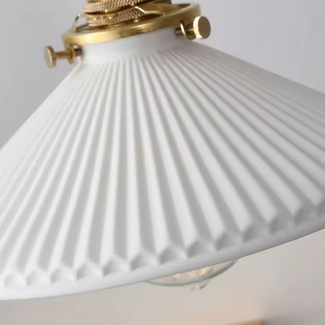 Suspension Flûte Blanche en céramique godronnée, détail des rainures évoquant un style art déco, classique et élégant.