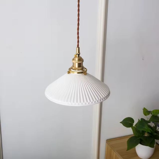 Suspension Flûte Blanche en céramique godronnée, mise en scène dans un intérieur minimaliste au style scandinave élégant.