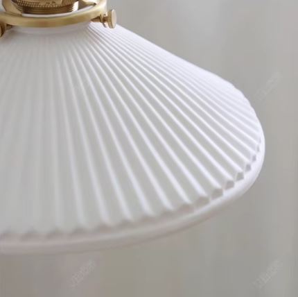 Suspension Flûte Blanche en céramique godronnée, gros plan lumineux au style art déco et minimaliste.