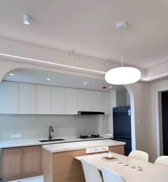Suspension Galet Flottant en Verre Opalin au-dessus d'une table dans une cuisine au style minimaliste contemporain