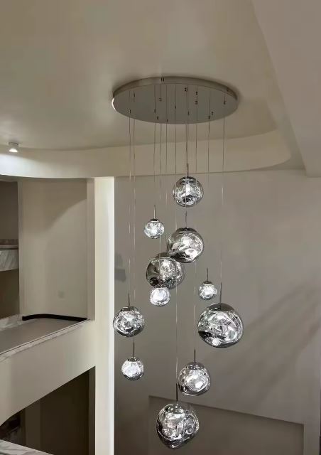 Suspension galets miroir suspendus idéale pour grands volumes, alliant style futuriste, luxe discret et élégance contemporaine.