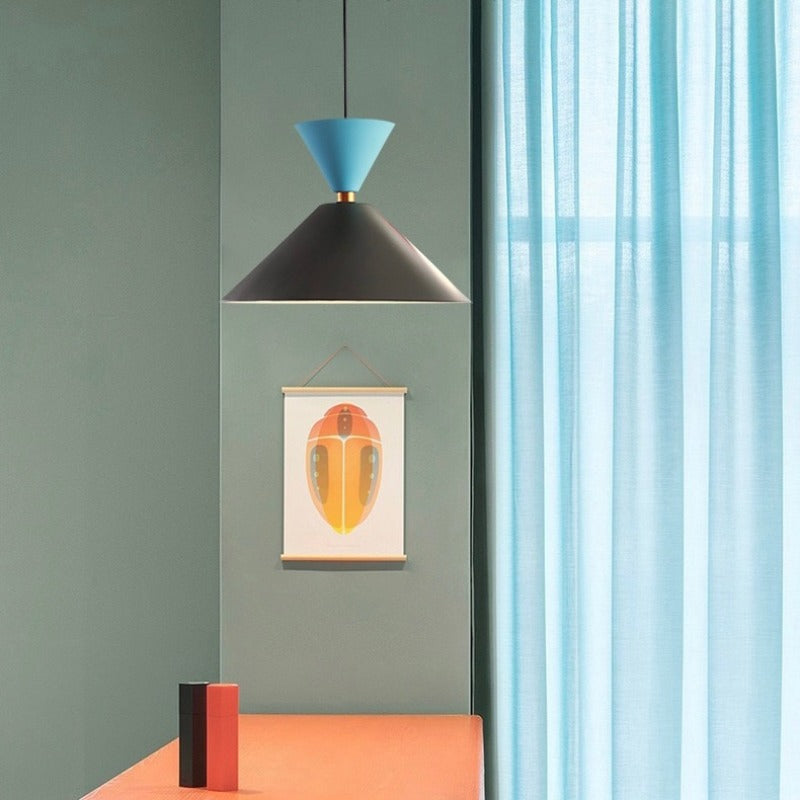 Ambiance chaleureuse avec une suspension bauhaus géométrique en métal suspendue devant un mur décoré d'un tableau graphique.