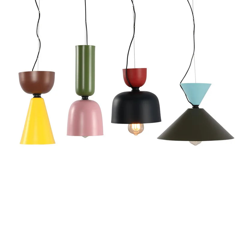 Ensemble de quatre suspensions design Bauhaus en métal coloré aux formes géométriques variées, idéal pour un salon moderne.