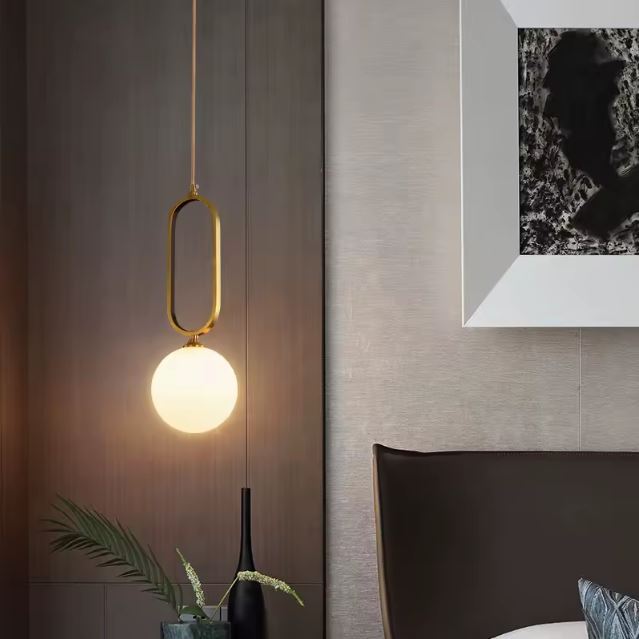 Suspension globe opalin en laiton, luminaire minimaliste élégant parfait en lampe de chevet suspendue au style épuré et bauhaus.