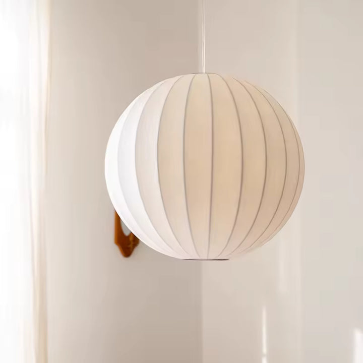 Suspension globe en soie blanche plissée au design japonais épuré, avec abat-jour sphérique aux lignes verticales