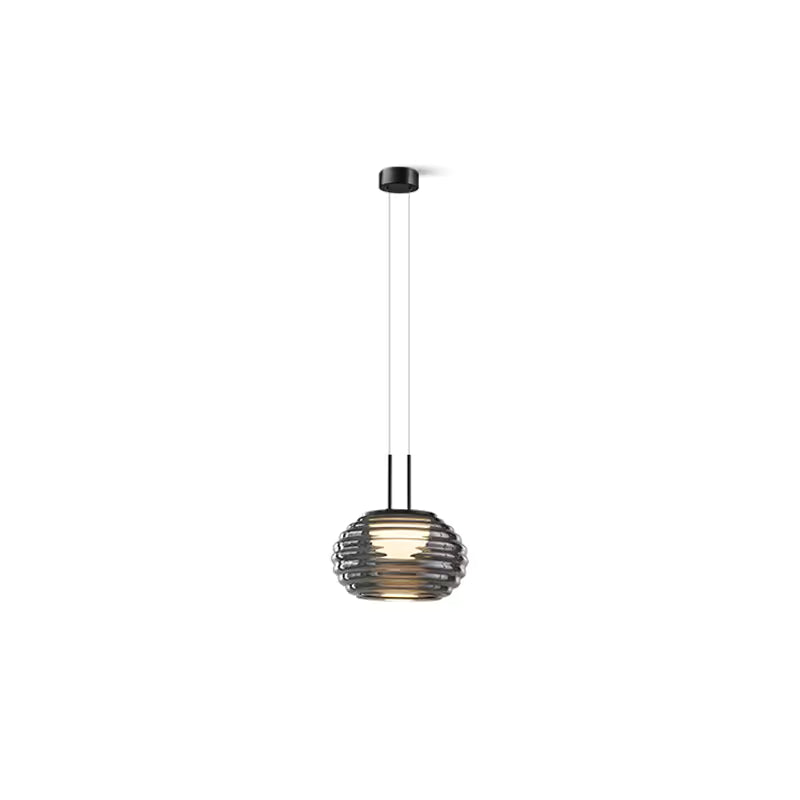 Suspension globe en verre fumé strié au design moderne, présentée seule avec sa lumière douce et diffuse