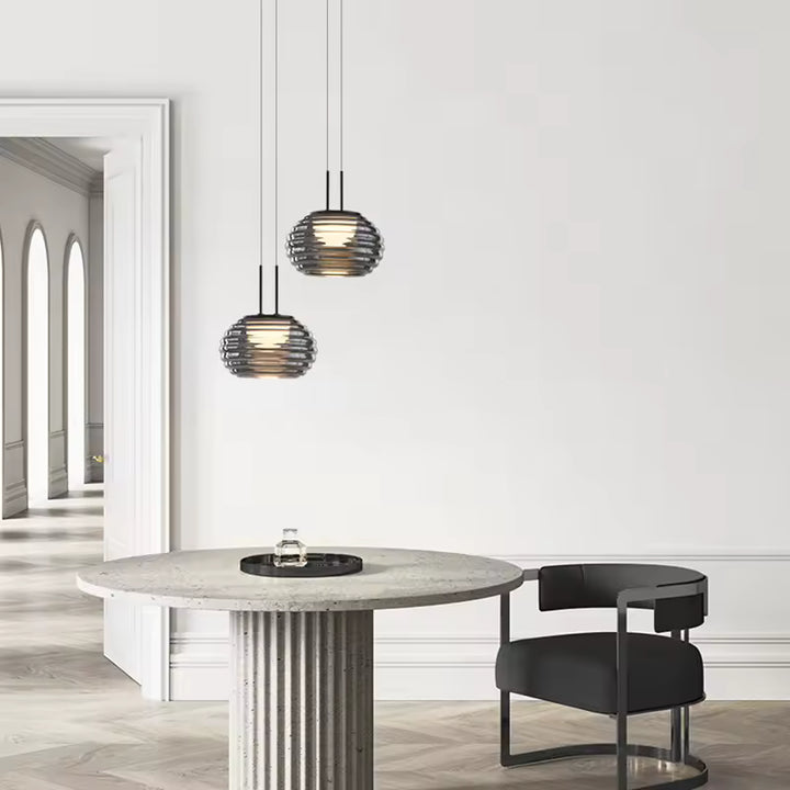 Duo de suspensions globe en verre fumé strié, au style élégant et contemporain au-dessus d’une table ronde