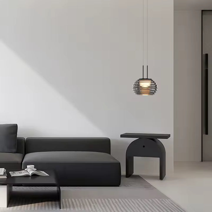 Suspension globe strié en verre fumé au design contemporain, mise en scène dans un salon moderne et épuré