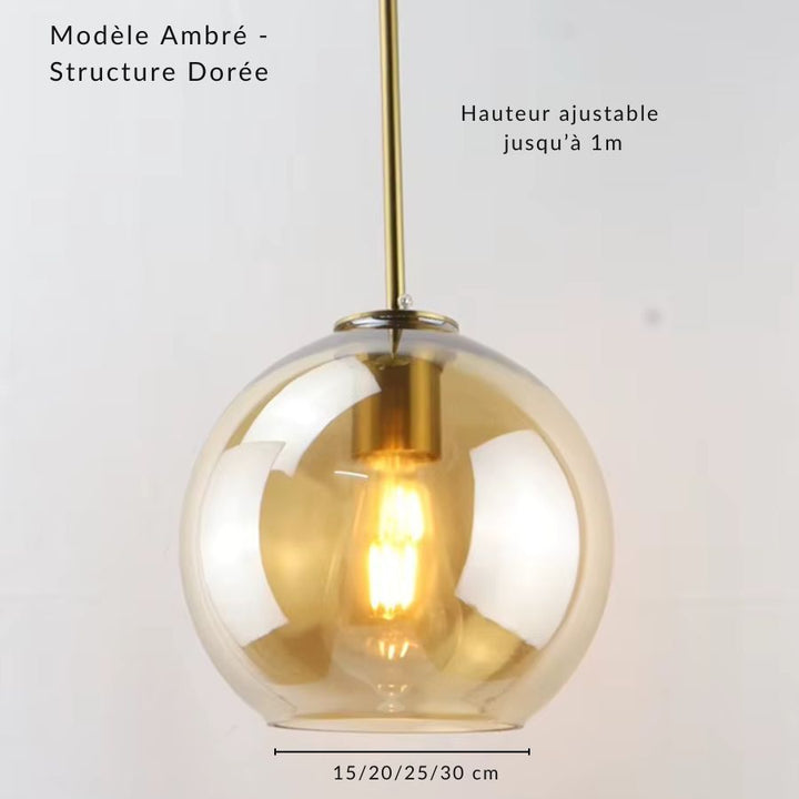 Suspension en verre ambré avec structure dorée et ampoule filament visible, dans un esprit chic et chaleureux