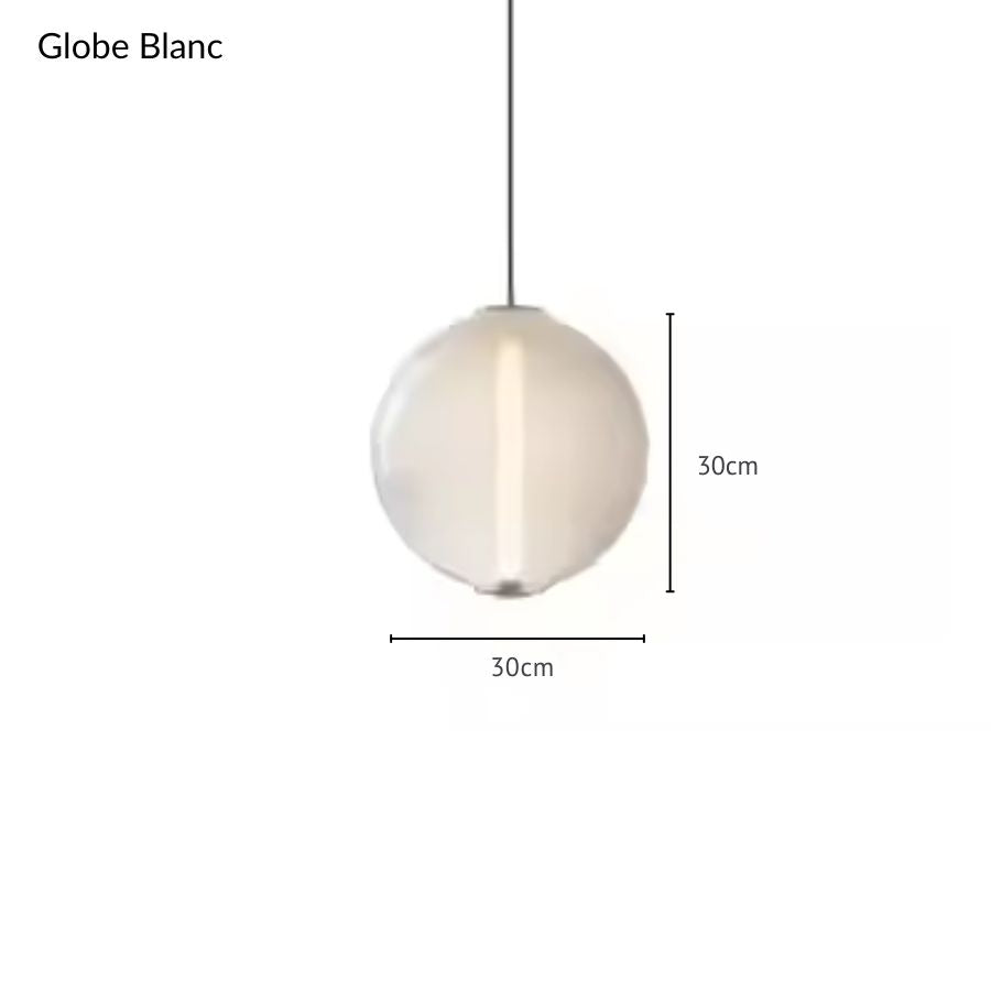 Luminaire boule en verre blanc de 30 cm diffusant une lumière douce autour de son trait lumineux central