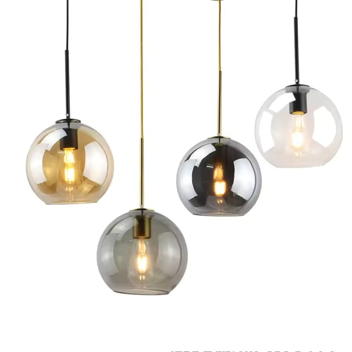 Suspensions globe en verre aux teintes variées avec ampoule apparente, dans un style moderne et lumineux