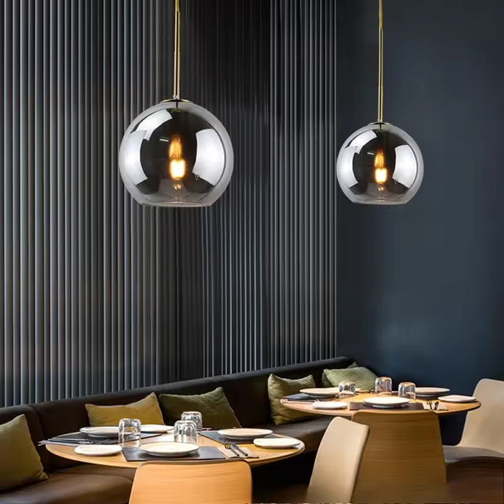Suspensions globe en verre fumé à ampoule apparente, apportant une touche sophistiquée à la salle à manger