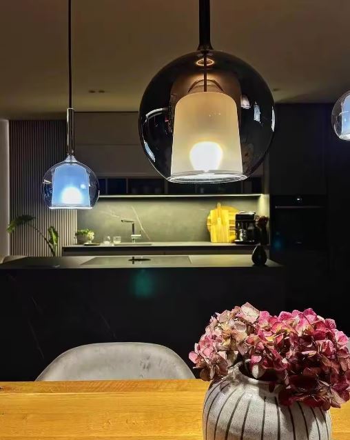 Suspension globe en verre fumé dans une cuisine contemporaine, esprit chic et design italien.