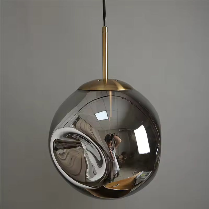 Suspension globe en verre fumé ondulé avec finitions dorées, au style sculptural, moderne et sophistiqué