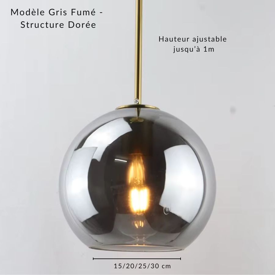 Suspension en verre gris fumé à structure dorée et ampoule visible, au caractère décoratif sophistiqué