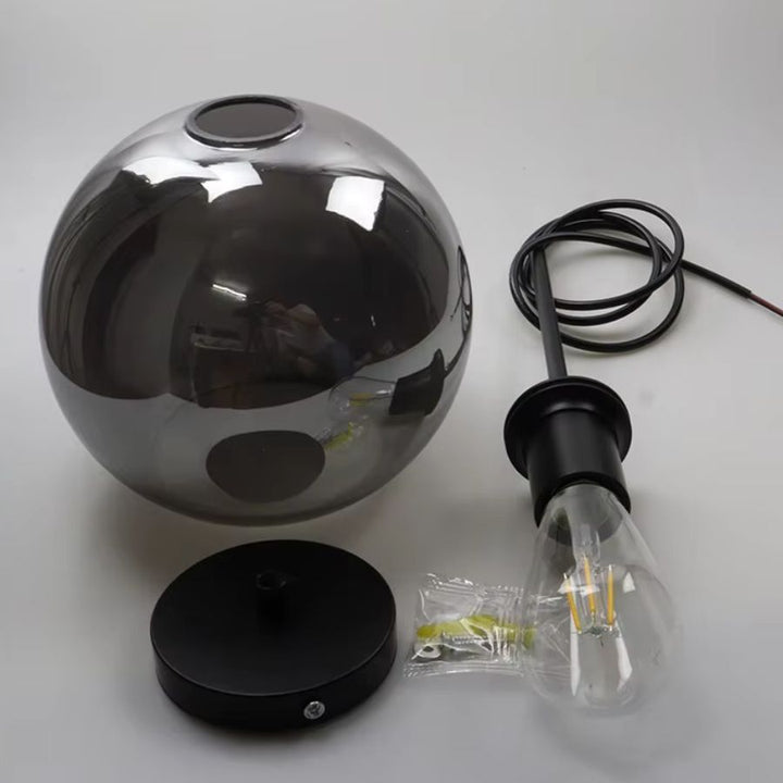 Globe en verre gris fumé à structure noire avec ampoule apparente, finition sombre au caractère contemporain