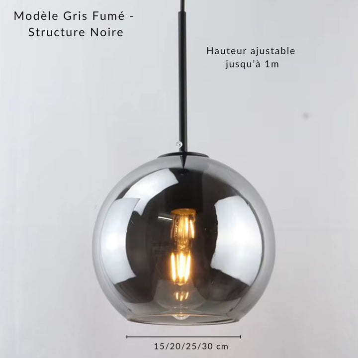 Suspension globe en verre gris fumé à structure noire, sublimée par une ampoule apparente au style sophistiqué