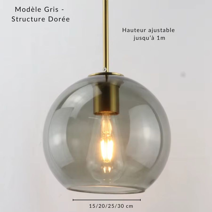 Suspension globe en verre gris et finition dorée avec ampoule apparente, à l’esthétique moderne et élégante