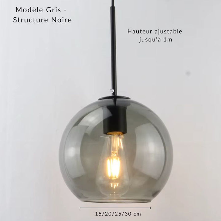 Suspension ronde en verre gris avec structure noire et ampoule visible, au design sobre et contemporain