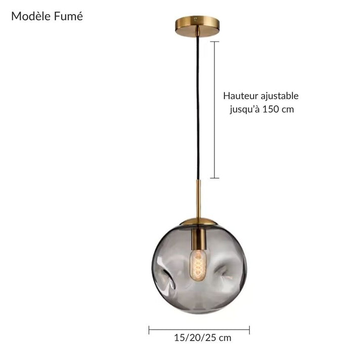 Suspension en verre fumé ondulé forme globe, rehaussée de finitions dorées au design moderne et élégant