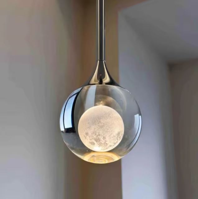 Suspension globe en verre transparent à cœur opalin, tige noire élégante, style contemporain raffiné.