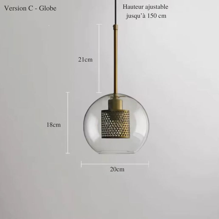 Globe transparent suspendu avec tige dorée et diffuseur ajouré, dans un esprit design et décoratif