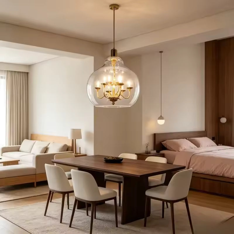 Suspension globe en verre transparent avec lustre doré, mise en scène dans une salle à manger élégante et contemporaine