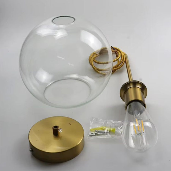 Suspension globe transparente avec structure dorée, pavillon assorti et ampoule filament apparente