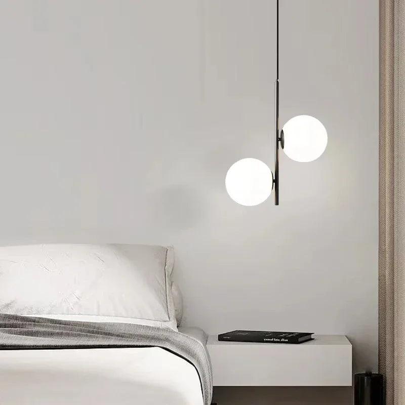 Élégante suspension composée de globes blancs, idéale pour un éclairage de chevet minimaliste.