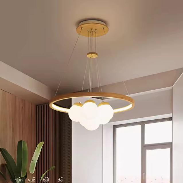 Suspension circulaire bois avec globes blancs, au style scandinave et contemporain, idéale pour un salon ou une salle à manger épurée.