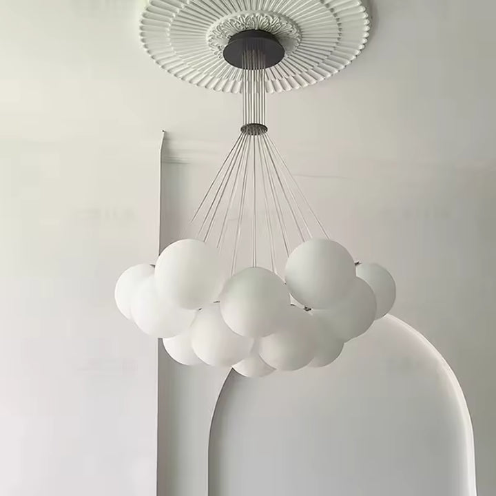 Suspension à globes blancs formant un nuage, silhouette organique et aérienne dans un intérieur minimaliste