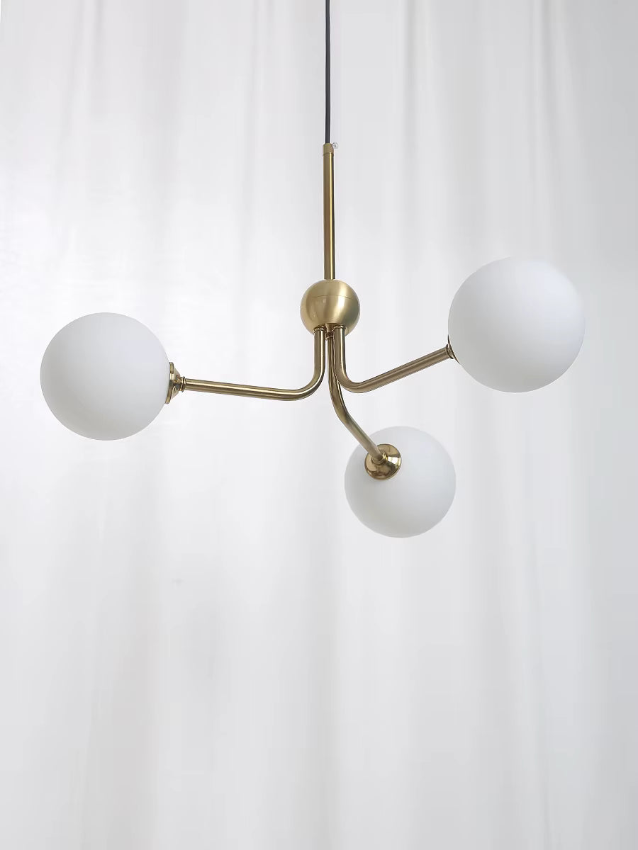 Suspension dorée à trois globes en verre opalin, silhouette asymétrique au style scandinave vintage